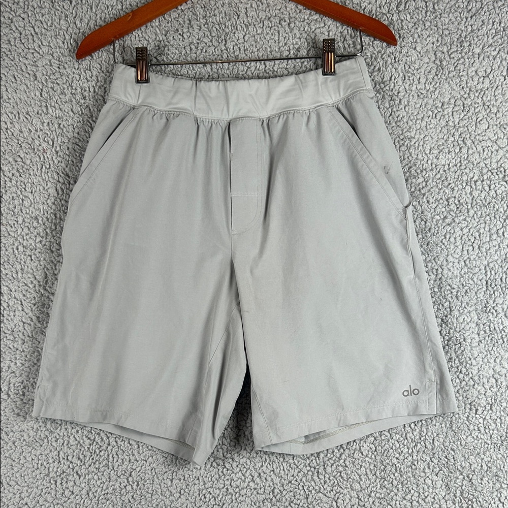 ALO Yoga Light Gray Comfy Side Pockets Athletic Shorts Men’s Size M